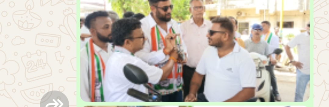 पेट्रोल दरवाढीविरोधात पालघर काँग्रेसचे आंदोलन मोदी सरकारविरोधात घोषणाबाजी; नागरिकांना वाटले मेलोडी चॉकलेट