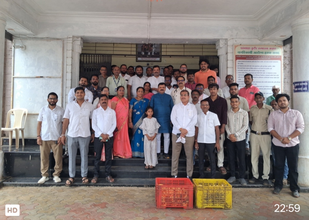 पतंगशाह कुटीर रुग्णालयात आमदार हरिश्चंद्र भोये यांच्या वाढदिवसानिमित्त रुग्णांना फळे वाटप